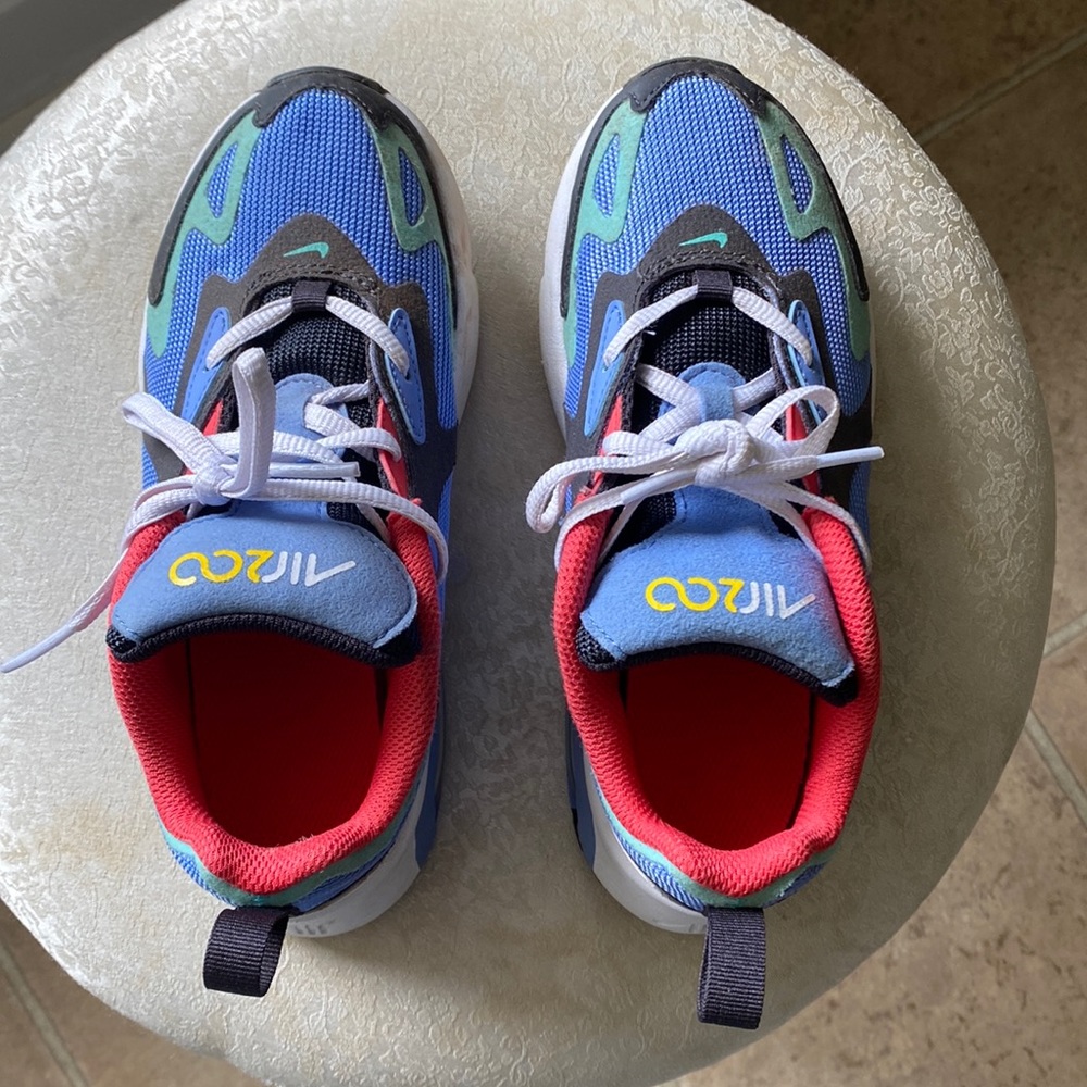 Boys Nike air 200